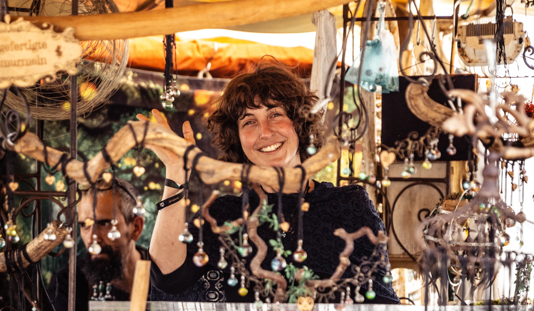 Händler, der Schmuck verkauft